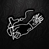 MANO TATUANDO CON FLAMAS
